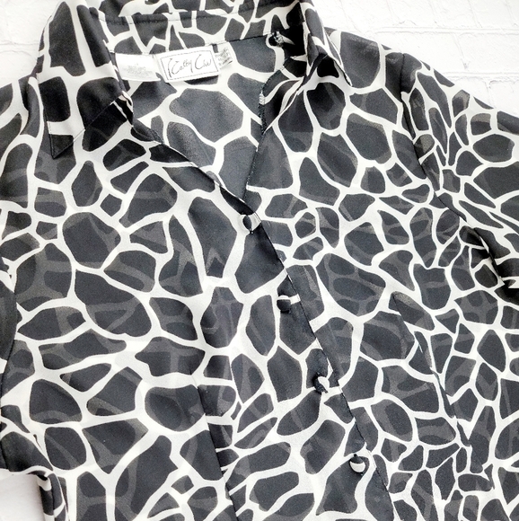Kathy Che Animal print Button down top - Picture 4 of 12